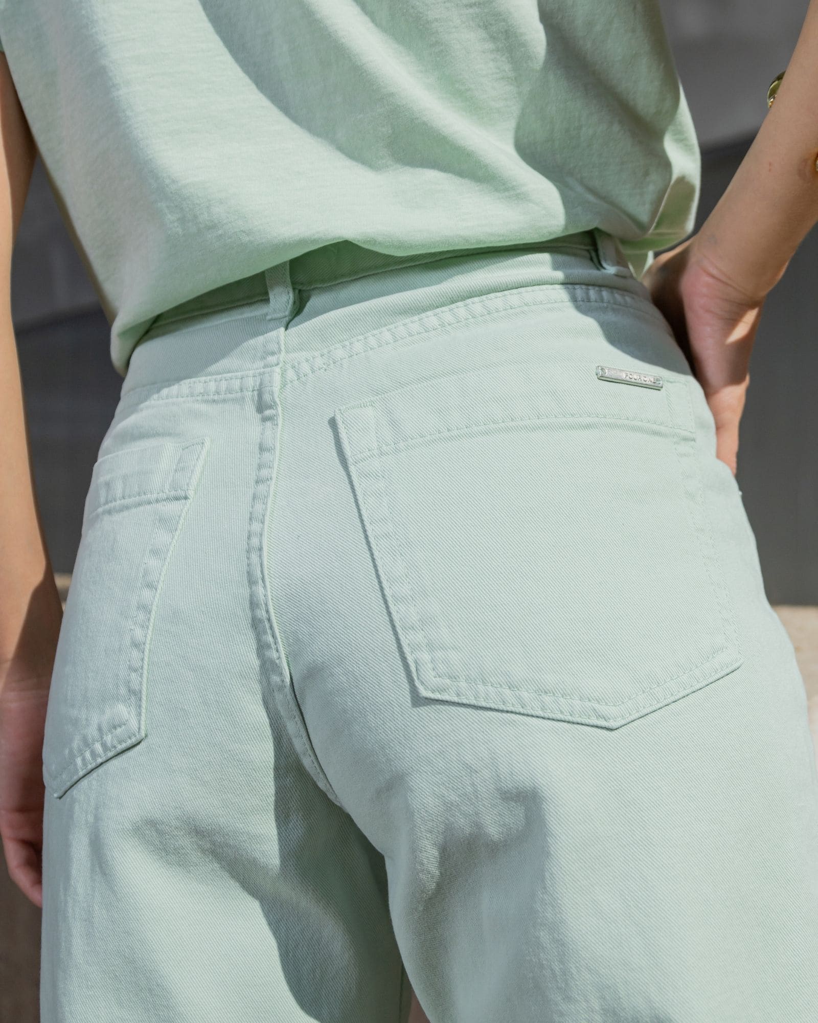 Calça em Sarja com Modelagem Diferenciada